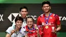 Pasangan Indonesia Praveen Jordan/Melati Daeva Oktavianti dan pasangan Thailand Dechapol Puavaranukroh/Sapsiree Taerattanachai memamerkan medali usai laga final ganda campuran All England 2020 di Birmingham, Inggris, Minggu (15/3/2020). Indonesia menang 21-15, 17-21, 21-8. (AP Photo/Rui Vieira)