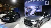 Sejumlah awak media menyaksikan The All New 5 BMW saat diluncurkan pada Press Day GAIKINDO Indonesia International Auto Show (GIIAS) 2024 di Indonesia Convention Exhibition (ICE) BSD, Serpong, Kabupaten Tangerang, Banten, Rabu (17 /7/2024).  (Liputan6.com/Angga Yuniar)