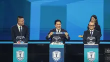 Ketua umum PSSI saat memegang kertas bertuliskan Malaysia dalam acara drawing ASEAN Championship 2026 di Studio RCTI Plus, Jakarta Barat, Kamis (15/1/2026). (Bola.com/Nur Iman Ali)