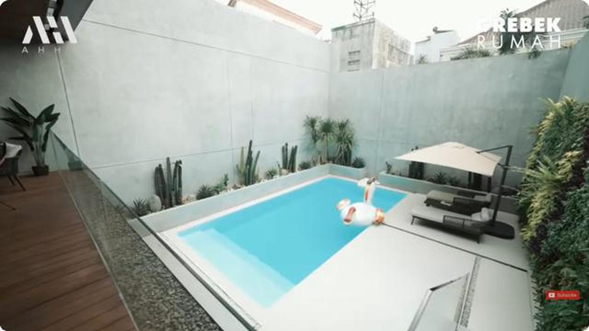 6 Potret Area Kolam Renang Rumah Aura Kasih, Spot Favorit untuk Yoga