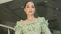 Cinta Laura Tampil Anggun dalam Kebaya berpita. Dok.  Ivory Studio