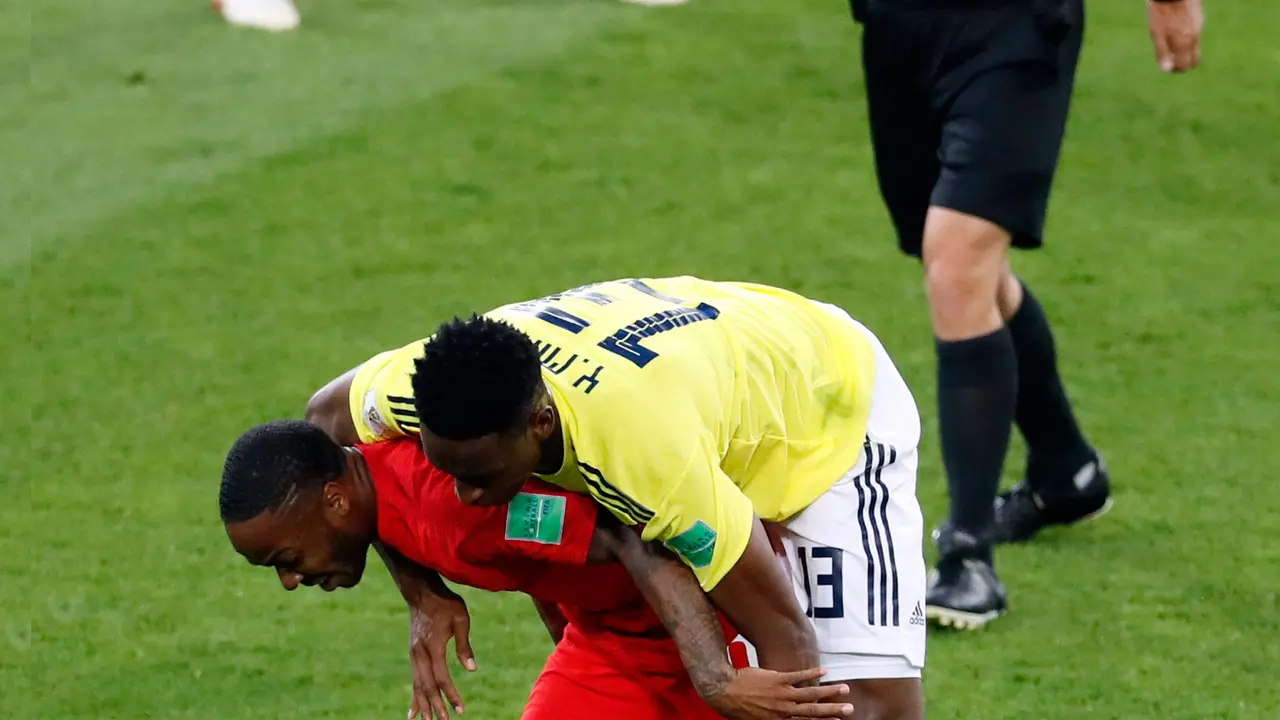 Raheem Sterling Menggendong Yerry Mina