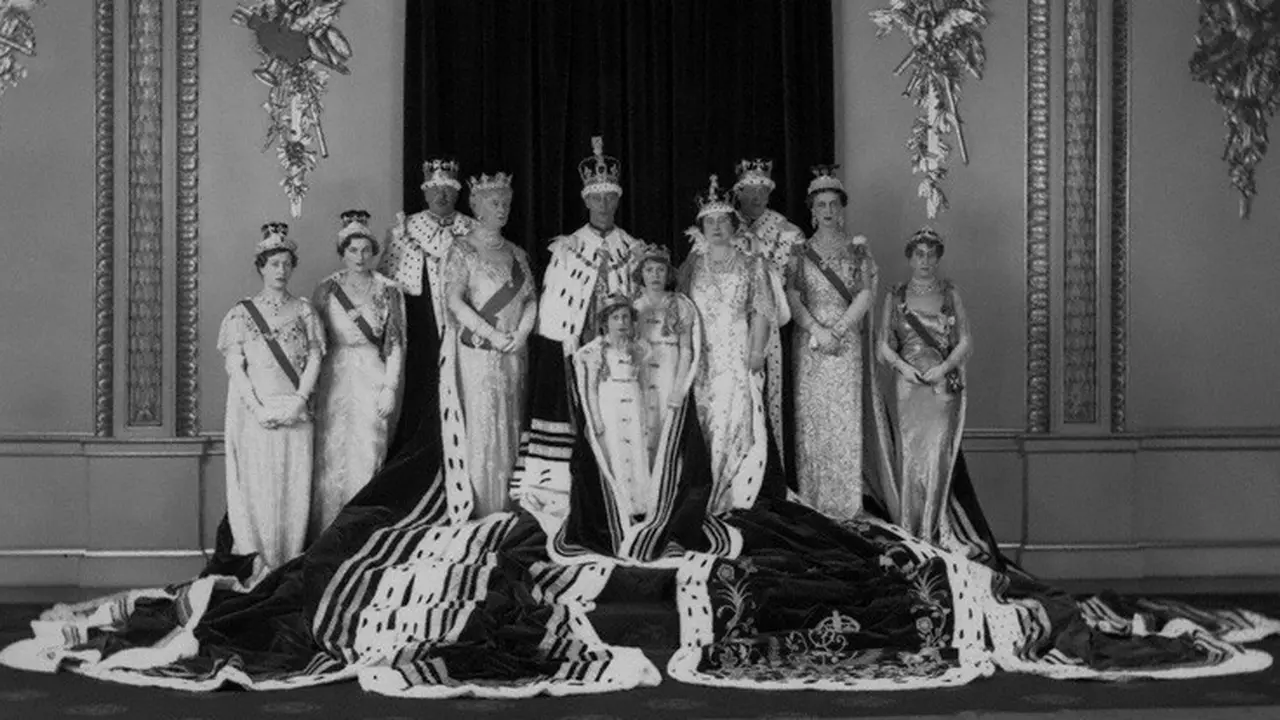 George VI (tengah), dinobatkan sebagai Raja Inggris pasa 12 Mei 1937