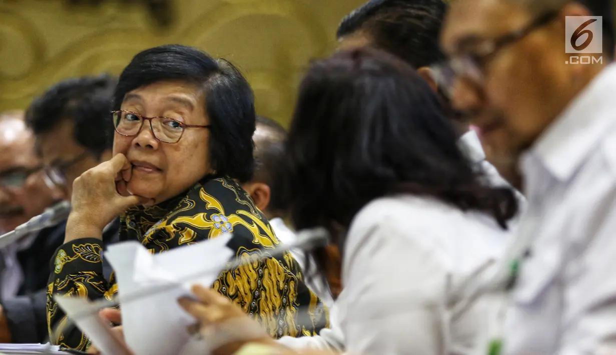 Menteri Lingkungan Hidup dan Kehutanan (LHK) Siti Nurbaya Bakar saat rapat kerja dengan Komisi VII DPR di Gedung DPR, Jakarta, Rabu (15/5/2019). Komisi VII DPR meminta pemerintah segera melakukan upaya antisipasi penanganan sampah plastik secara serius. (Liputan6.com/JohanTallo)