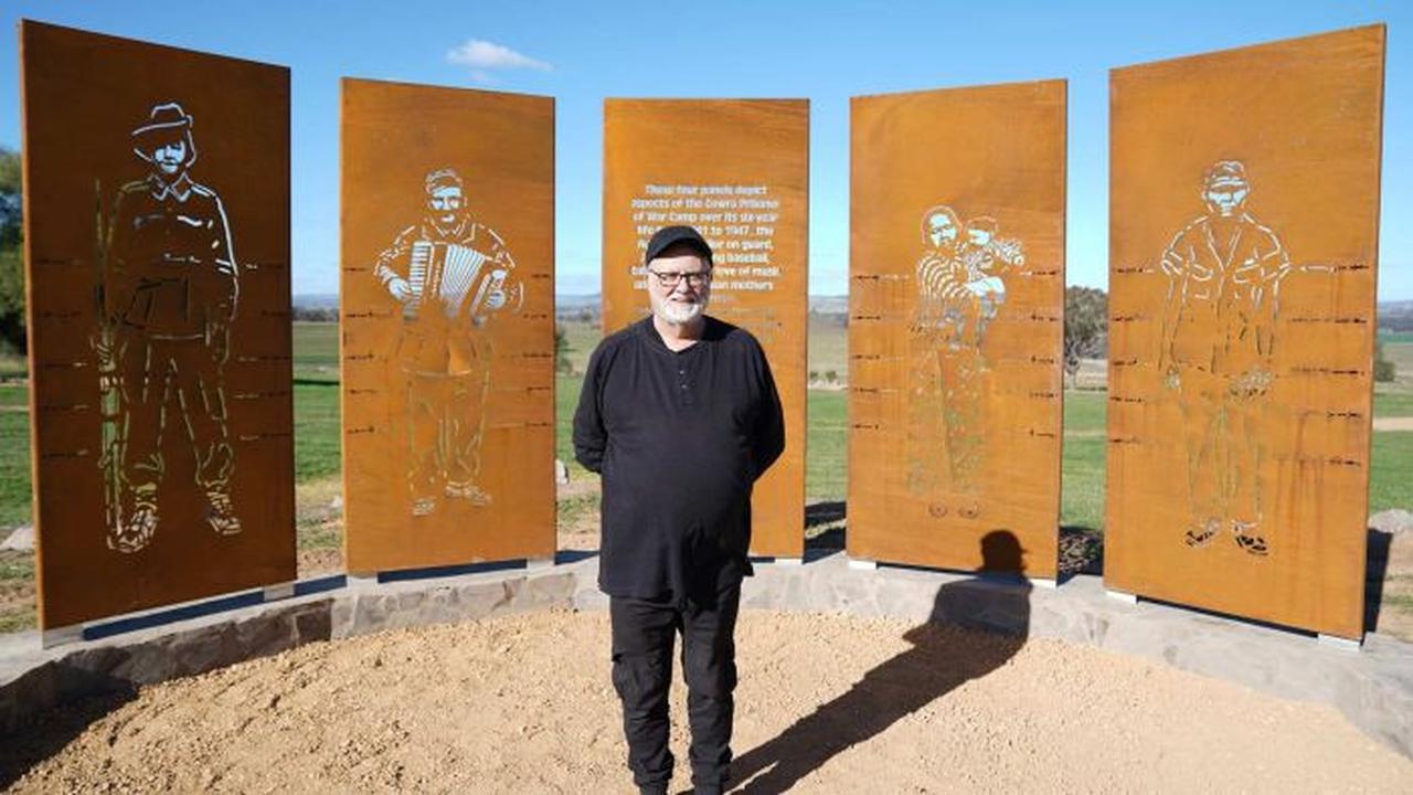 Seniman Australia Wayne Miles merancang monumen Pelarian Cowra yang salah satunya menampilkan gambar seorang ibu berkebaya dengan anaknya. (Foto: ABC Central West)