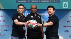 COO Vidio Hermawan Sutanto (kiri) memegang bola voli bersama Ketua III Bidang Kompetisi dan Pertandingan PP PBVSI Hanny S. Surkatty (tengah) serta Direktur Moji Hendy Lim (kanan) saat foto bersama usai jumpa pers Livoli 2022 di SCTV Tower, Jakarta, Rabu (21/9/2022). Liga Voli Indonesia (Livoli) akan kembali digelar pada tahun setelah vakum selama dua tahun akibat pandemi Covid-19. (Liputan6.com/Herman Zakharia)