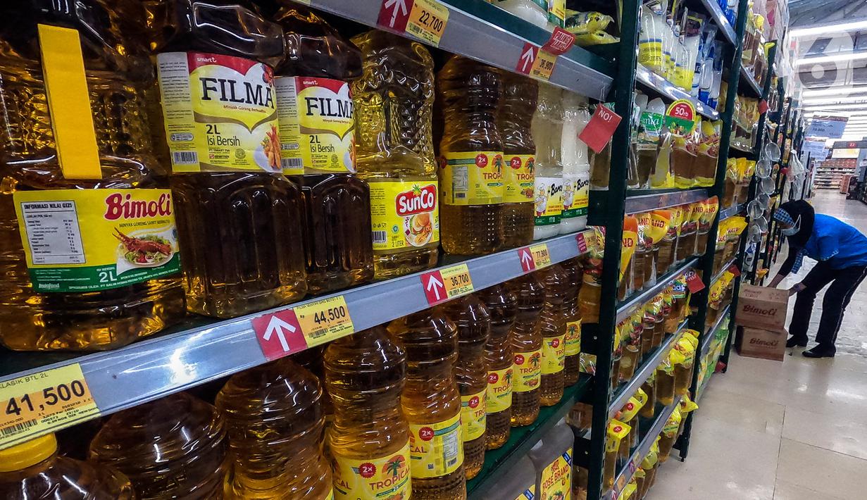 Petugas menata minyak goreng di rak sebuah supermarket kawasan Jakarta, Jumat (25/3/2022). Sempat mengalami kekosongan stok, saat ini minyak goreng sudah kembali normal di supermaket dengan harga 2 liter mulai dari Rp 36 ribu - Rp45 ribu tergantung merek. (Liputan6.com/Johan Tallo)