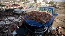 Sejumlah mobil rusak berat tertimpa puing bangunan yang runtuh akibat dihantam Tornado di New Orleans, AS (7/2). Selain merusak bangunan dan rumah, sediktnya 25 orang luka-luka akibat hantaman tornado tersebut. (Sean Gardner/Getty Images/AFP)