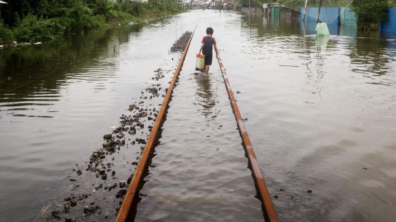 Jalanan Sekitar Pantai Kuta Banjir sampai Dimanfaatkan Bule-Bule Buat Surfing