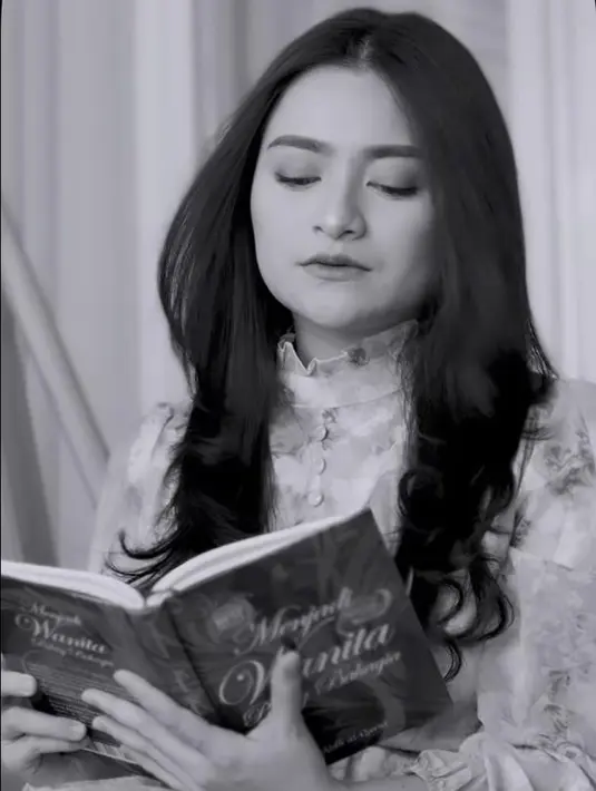 Lewat unggahan video di Instagram, tampak Nathalie yang mengekspos rambut panjang bergelombangnya.