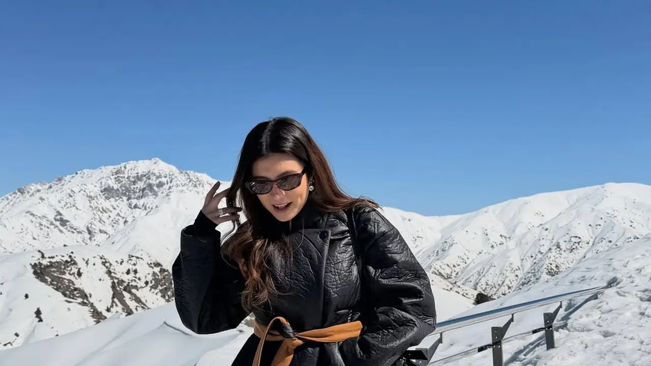 Gaya Winter Chic ala Shalom Razade Saat Liburan ke Uzbekistan