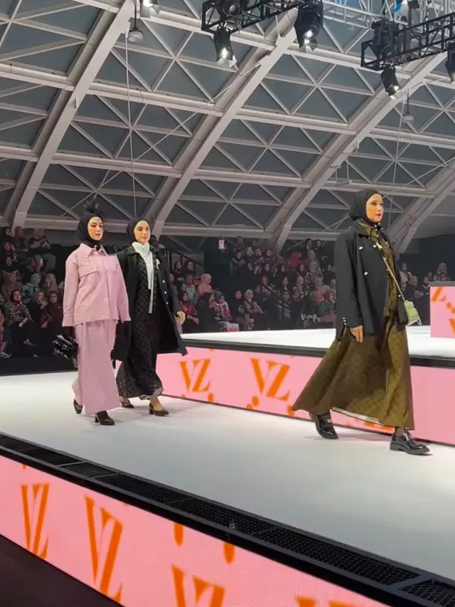 6 Gaya Glamor Arumi Bachsin Jadi Muse di Fashion Show Vivi Zubedi, Melenggang Anggun dengan Balutan Black-Pink