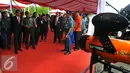 Panglima TNI Gatot Numantyo mendampingi Presiden Jokowi saat pameran Alat Peralatan Pertahanan (Alpalhan) dan Pameran Sentra Pelayanan Pertanian Padi Terpadu (SP3D) di Mabes TNI, Jakarta, Senin (16/1). (Liputan6.com/Angga Yuniar)