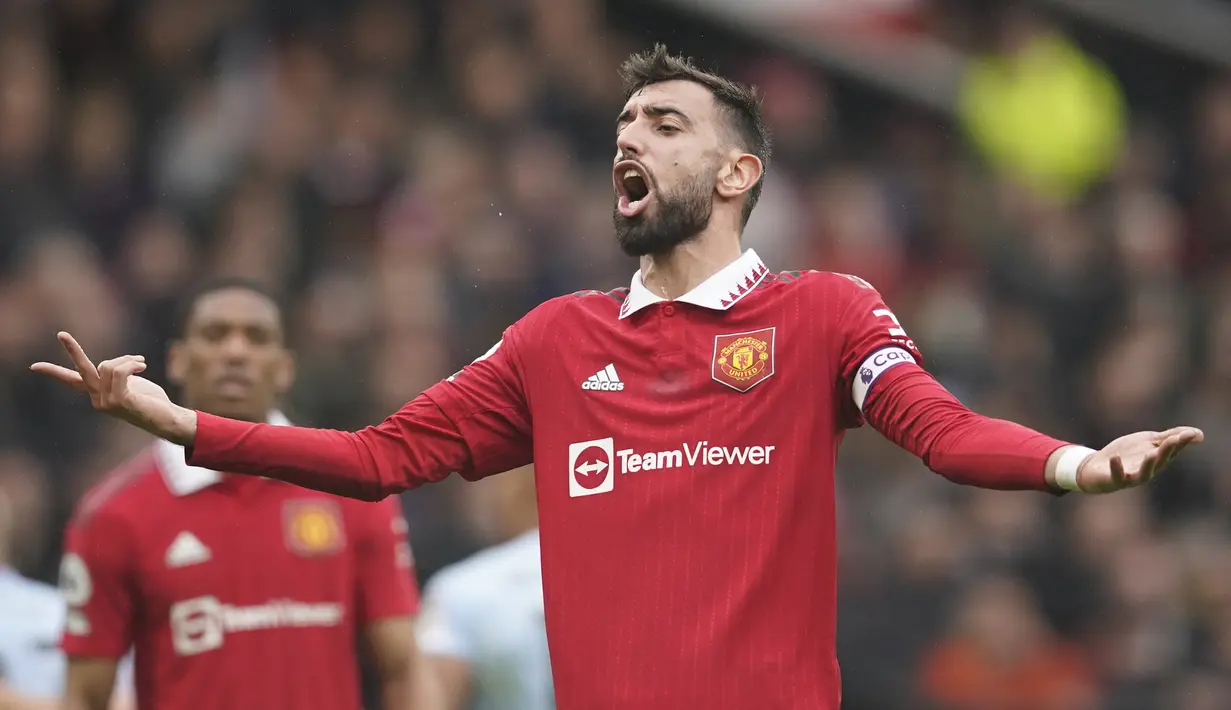 <p>Reaksi kecewa gelandang Manchester United, Bruno Fernandes saat menghadapi Aston Villa pada laga Liga Inggris 2022/2023 di Old Trafford Stadium, Manchester (30/4/2023). Dipercaya menjadi kapten tim Manchester United musim ini, Bruno Fernandes membuktikan perannya amat sentral di lini tengah Setan Merah. Hanya absen 1 laga dari 32 laga MU di Liga Inggris, ia menjadi top assist MU bersama Christian Eriksen, serta mampu menyumbang 6 gol. (AP Photo/Dave Thompson)</p>