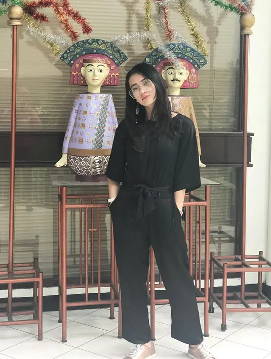 Untuk yang satu ini, Dea terlihat begitu modis dengan jumpsuit hitamnya. Tampilan dengan membiarkan rambutnya terurai, membuat penampilan Dea terlihat begitu simple. (Instagram/deaaannisa)