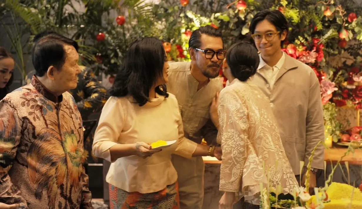 Tujuh bulanan pun digelar dengan penuh kehangatan. Dengan dekorasi serba hijau dengan tanaman dan bunga-bunga yang warna merah. [@ferrysal1m]