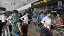 Pramugari berjalan di pintu keberangkatan Bandara Halim Perdanakusuma, Jakarta, Senin (11/6). Puncak arus mudik di Bandara Halim Perdanakusuma diprediksi akan terjadi pada H-2 Lebaran. (Liputan6.com/Iqbal S. Nugroho)