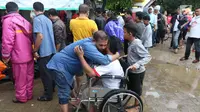 Keluarga korban berpelukan ketika berusaha mencari keluarga mereka yang meninggal akibat gelombang Tsunami Anyer di Puskesmas Carita, Banten, Minggu (23/12). BNPB dan pemerintah daerah masih melakukan tanggap bencana darurat. (Liputan6.com/Angga Yuniar)
