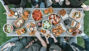 Jangan Jauhi Pengidap Hepatitis B dan C karena Makan Bersama