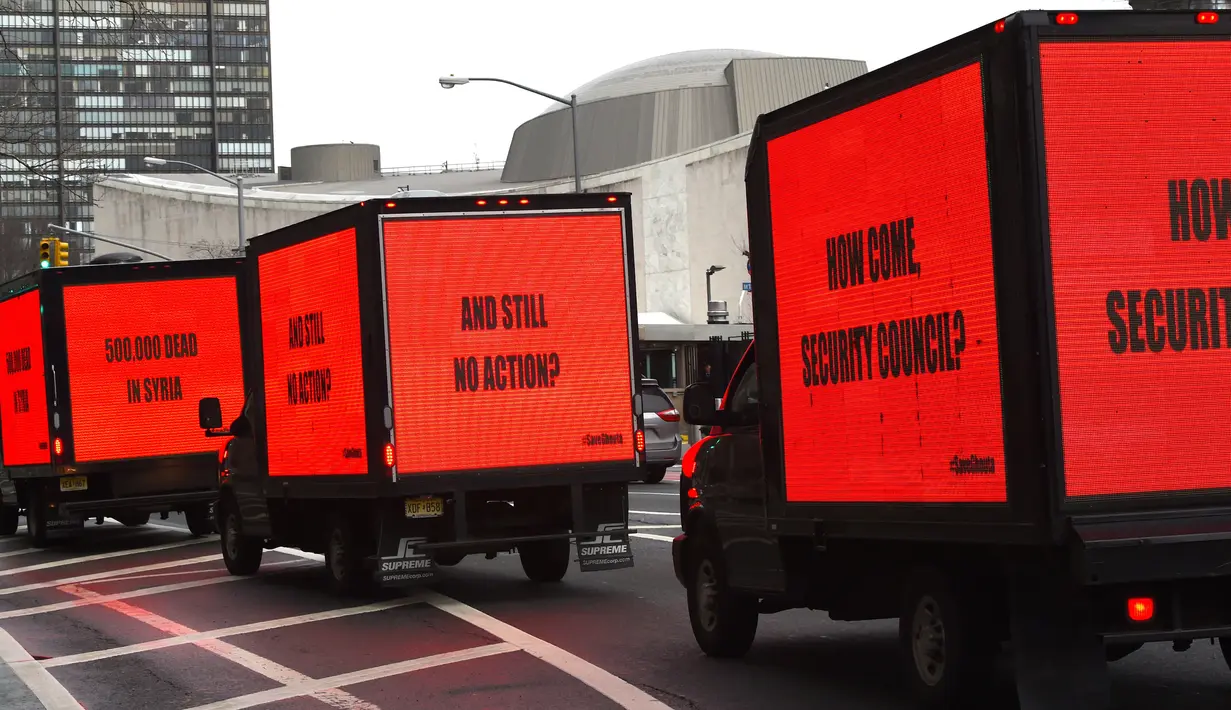 Tiga mobil box yang membawa billboard yang bertema kepedulian untuk Suriah turun ke jalan mengelilingi gedung Perserikatan Bangsa-Bangsa (PBB) di New York (22/2). (AFP Photo/Timothy A. Clary)