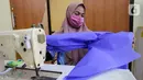 Peserta pelatihan memproduksi alat pelindung diri (APD) berupa pakaian dekontaminasi atau baju hazmat di Balai Latihan Kerja (BLK), Cibodas, Kota Tangerang, Rabu (15/4/2020). Baju berbahan Polypropylene Spundbound didistribusikan ke Dinkes untuk tenaga medis covid-19. (Liputan6.com/Fery Pradolo)