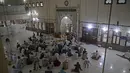 Umat Muslim mendengarkan Imam di awal Itikaf, di masjid untuk pria selama bulan suci Ramadhan di Karachi (3/5/2021). Itikaf sangat penting bagi umat Islam karena keyakinan bahwa Nabi Muhammad lebih sering memanfaatkan momentum tersebut untuk mendekatkan diri dengan sang pencipta. (AFP/Asif Hassan)