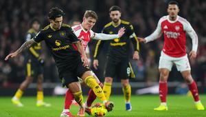 Pemain Manchester United, Lisandro Martinez, melindungi bola dari hadangan pemain Arsenal, Martin Odegaard, dalam pertandingan Liga Inggris di Emirates Stadium, Minggu (25/1/2026) malam WIB. (AP Photo/Kirsty Wigglesworth)