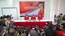 Ketua Fraksi PDIP Olly Dondokambey (tengah) memberikan keterangan pers usai rapat koordinasi di DPP PDIP, Jakarta, Kamis (17/9/2015). Dalam rapat Megawati meminta kepada fraksi untuk turun ke bawah sukseskan pilkada serentak. (Liputan6.com/Faizal Fanani)