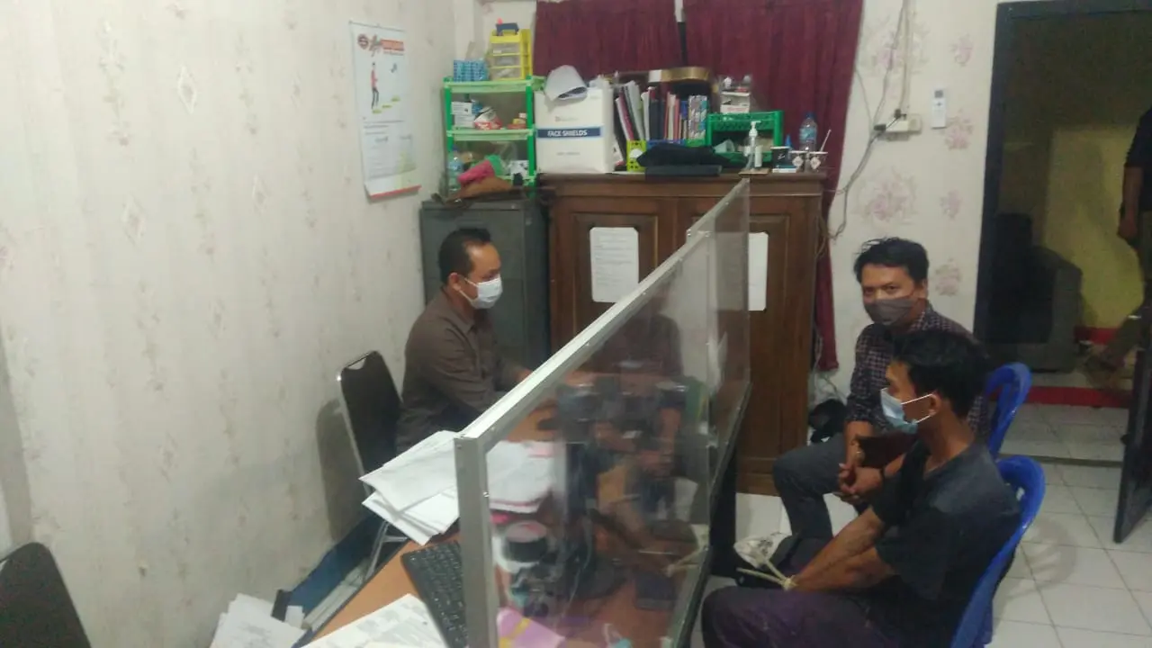Penyidik Polresta Banyumas menginterogasi terduga pelaku pencabulan anak di bawah umur (kaos hitam-red), Senin (11/1/2021). (Foto: Liputan6.com/Polresta Banyumas)