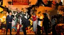 Dekorasi bulan oranye besar dan tulisan besar “Hallow-Read di Gedung Putih” mewarnai kemeriahan Halloween terakhir Joe Biden dan Jill Biden di Gedung Putih. (Tierney CROSS/AFP)