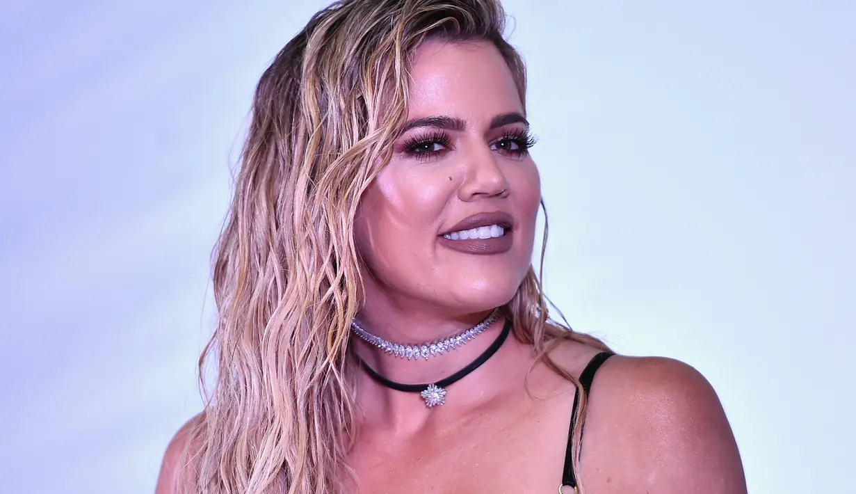 Dilansir dari Csomopolitan, perasaan Khloe sendiri campur aduk saat ini. (ALBERTO E. RODRIGUEZ  GETTY IMAGES NORTH AMERICA  AFP)