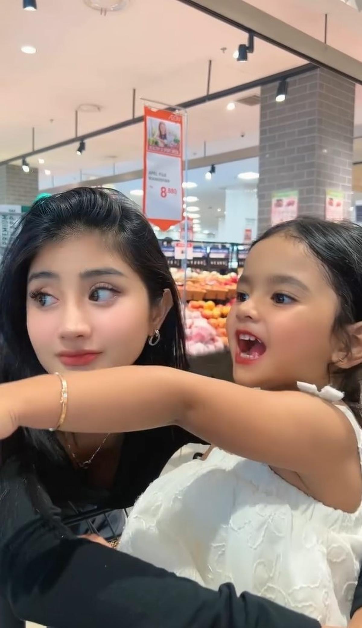 Ghea Youbi mengingatkan semua orang untuk tidak menganggap wajah keponakannya, Agesha Arsyila, sebagai hasil operasi plastik, dengan tegas berkata, "btw tolong dgn sangat anak ku ini (Agesha Arsyila) nanti kl dah gede jgn dibilang muka operasian ya."<br><