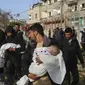 Jasad bayi kembar Rania Abu Anzadari, warga Palestina di Jalur Gaza. Putra dan putri Rania tewas dalam serangan udara Israel yang menghantam Kota Rafah pada Sabtu (2/3/2024). (Dok. AP Photo/Hatem Ali)