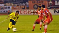 Pemain Semen Padang, Hendra Adi Bayauw, berusaha melewati pemain Persija Jakarta pada laga terakhir Grup D babak 8 besar Piala Jenderal Sudirman di Stadion Manahan, Solo, Minggu (20/12/2015) malam WIB.(Bola.com/Romi Syahputra)