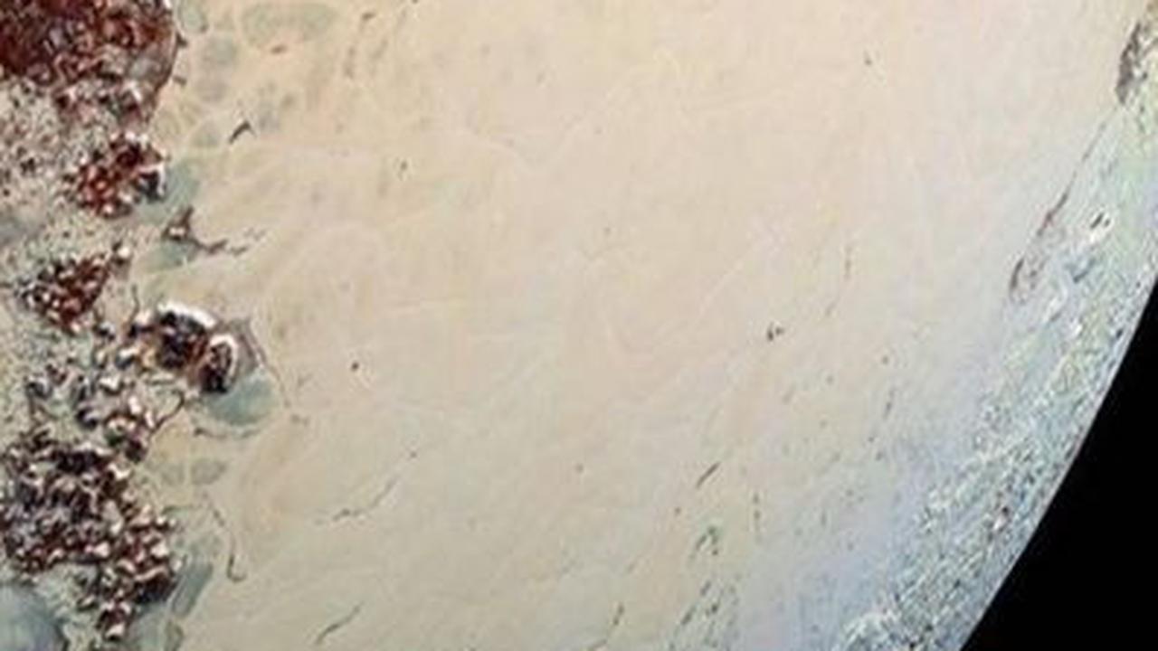 Pluto berbentuk sama dengan bulan