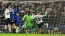 Tak butuh waktu lama bagi Everton untuk menyamakan skor 1-1. Empat menit berselang sambaran bola Jarrad Branthwaite usai menerima umpan tendangan bebas Anthony Gordon mampu menggetarkan jala gawang Edouard Mendy. (AP/Alastair Grant)