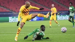 Penyerang Barcelona, Martin Braithwaite, berebut bola dengan bek Ferencvaros, Abraham Frimpong, pada laga lanjutan Liga Champions di Puskas Arena, Kamis (3/12/2020) dini hari WIB. Barcelona menang 3-0 atas Ferencvaros. (AFP/Attila Kisbenedek)