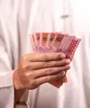 Loud budgeting bukan berarti harus menceritakan jumlah tabungan atau pendapatan kepada semua orang. (doc.Pexels/ Defrino Maasy)