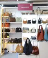 Rak-rak display tertata rapi, dipenuhi tas dengan berbagai model, mulai dari tote bag, shoulder bag, hingga sling bag, dengan pilihan warna yang netral seperti hitam, krem, dan coklat, serta warna-warna cerah seperti merah, biru, dan oranye. (Foto: Parade Wastra.doc)