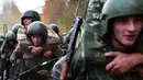 Aksi Tentara Kementerian Dalam Negeri Belarus dalam ujian kualifikasi memperoleh 'Madder Beret' di desa Volovshchina, Minsk, Selasa (23/10). Madder Beret, simbol bergengsi atas pencapaian tertinggi dalam pelatihan tempur Belarus. (Sergei GAPON/AFP)