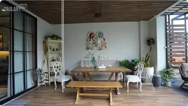 6 Potret Area Taman Rumah Syahnaz Sadiqah, Estetika Tropis ala Vila Bali