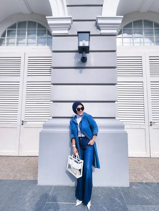 Kali ini, ia tampil memadukan long coat, inner top, dan celana jeans cutbray. @pirncessyahrini.