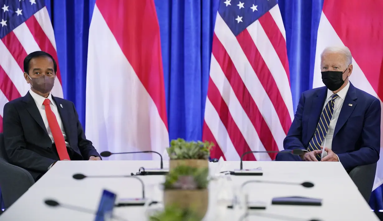 Presiden AS Joe Biden bertemu dengan Presiden Indonesia Joko Widodo atau Jokowi dalam pertemuan bilateral pada KTT Iklim PBB COP26 di Glasgow, Skotlandia, Senin (1/11/2021). Pertemuan Jokowi - Joe Biden selama satu jam ini berlangsung dengan hangat dan bersahabat. (AP Photo/Evan Vucci)