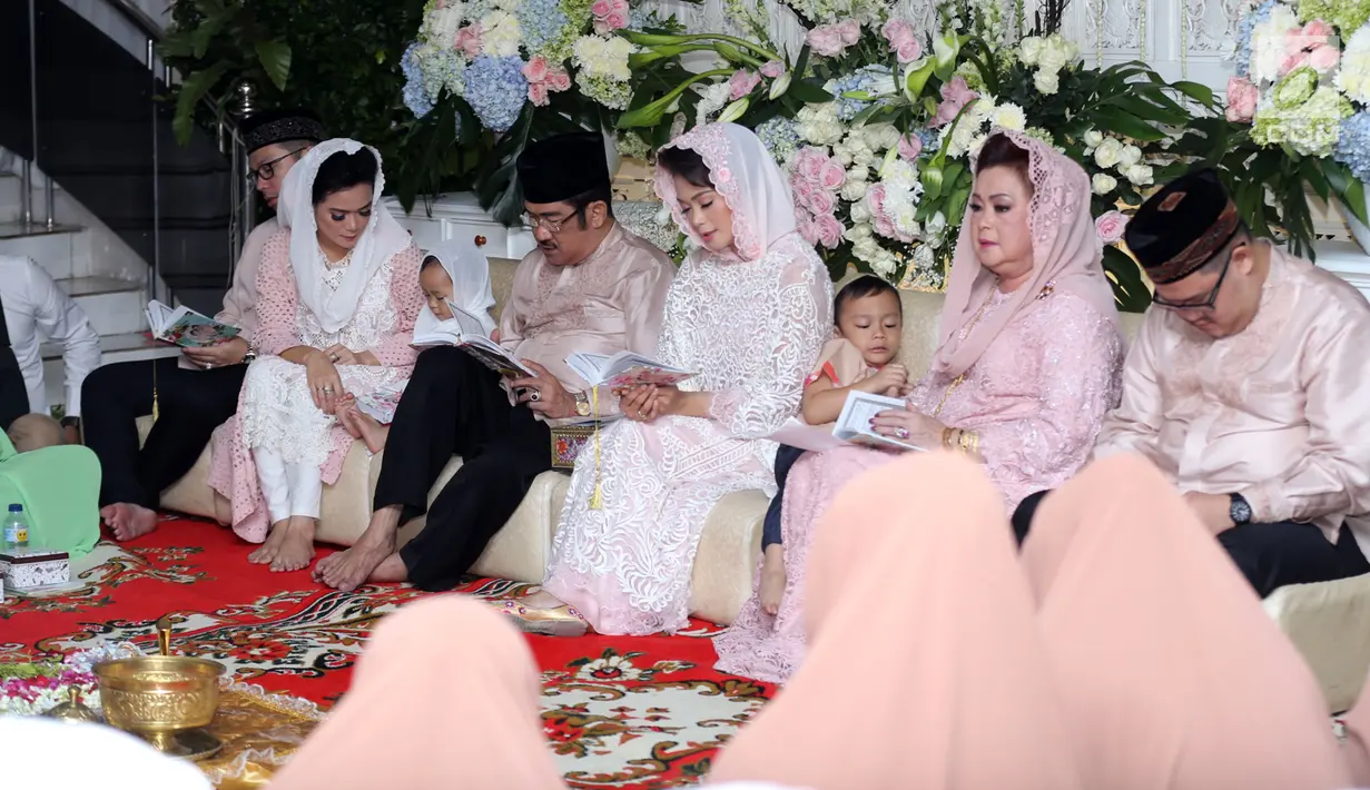 Aktris Sheza Idris bersama keluarga saat pengajian di kediamannya kawasan Duri Kosambi, Jakarta, Kamis (10/08). Pernikahannya dengan Surya Ibrahim akan berlangsung 12 Agustus 2017 (Liputan6.com/Herman Zakharia)
