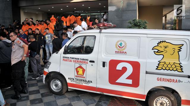 Tersangka dan Barang Bukti Kasus Ambulans Bawa Batu di Aksi 22 Mei