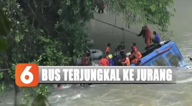 Hingga kini petugas gabungan TNI-Polri, BPBD, dan Tagana masih terus melakukan evakuasi korban yang tersisa diduga masih di dalam bus.