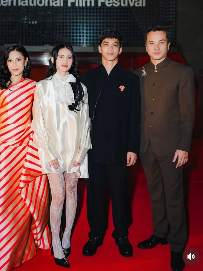 Pertemuan Memesona Old Cinta & New Cinta Rangga di Busan International Film Festival. [@therealdisastr]