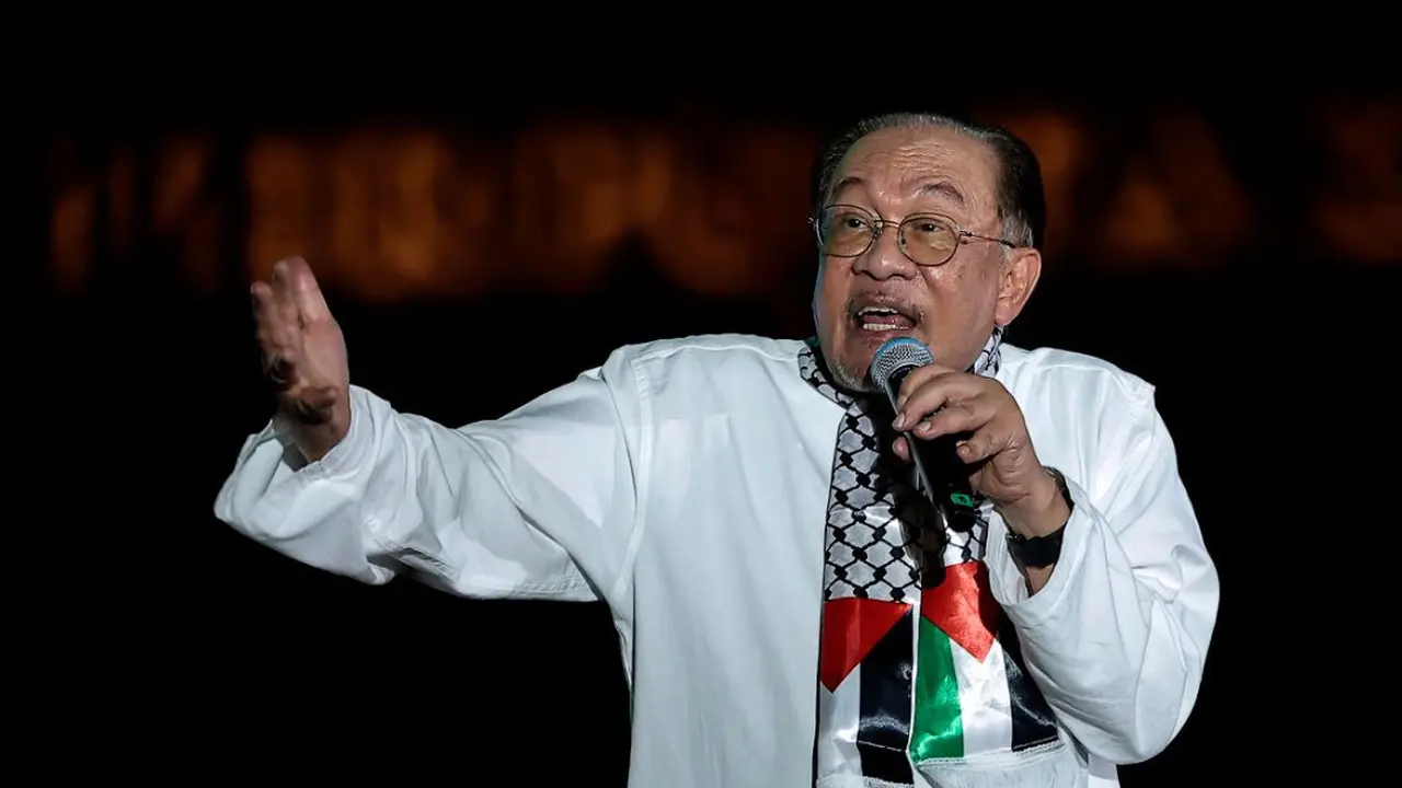 Dalam pidatonya bertajuk "Malaysiaku Bersama Gaza" di Dataran Merdeka pada Minggu (24/8/2025), PM Malaysia Anwar Ibrahim menyebut penderitaan yang dialami bangsa Palestina sebagai ujian berat (Dok. Bernama).