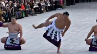 Pegulat sumo di Jepang memiliki tradisi unik menyambut Tahun Baru, antara lain melalui upacara menghentakkan kaki. Seperti apa, ya?