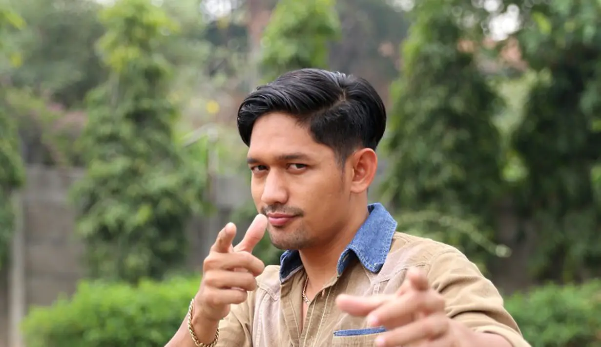 Ibnu Jamil mengaku beruntung memiliki banyak teman asal medan, untuk dijadikan tempat belajar bahasa medan. (Andy Masela/Bintang.com)